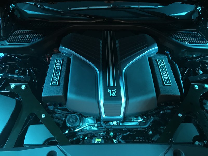 Rolls-Royce Ghost Black Badge, мотор 6,75-литровый V12 твин-турбо