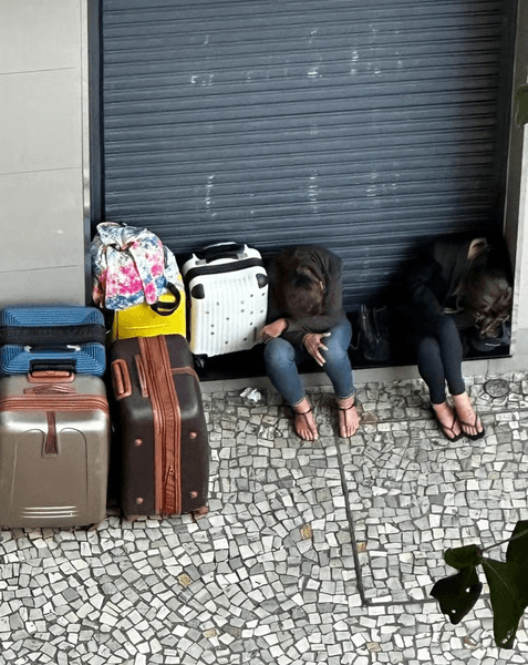 Мати і дочка живуть у McDonald's, вигнали з дому, з валізами на вулиці, живуть у ресторані, сплять на вулиці