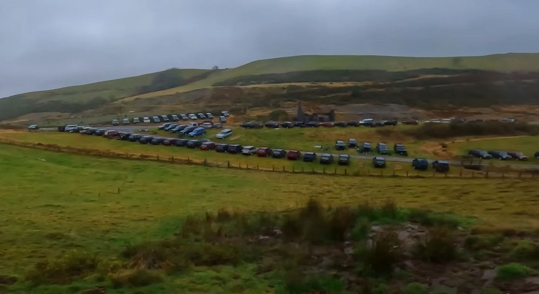 На огромной терристории собралось несколько сотен авто