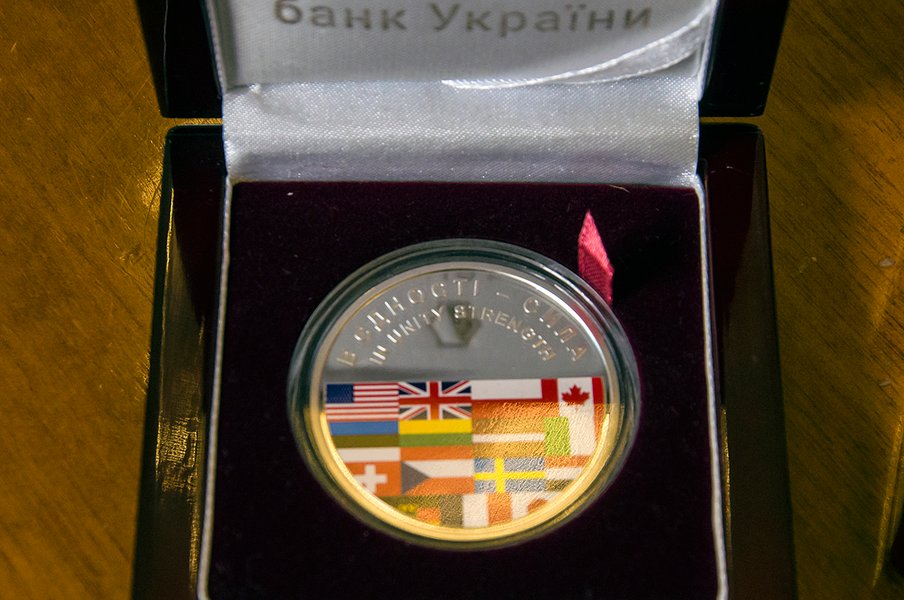 Реверс монеты "В единстве - сила" авторства Сергея Топкина