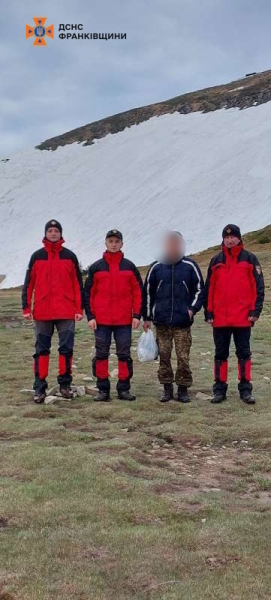 Порятунок туриста у Карпатах Карпати, Говерла, гора Говерла, підйом на Говерлу, туристи, туризм, гірський туризм, ДСНС, рятувальники