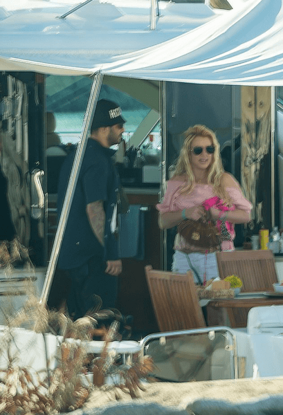 Брітні Спірс із загадковим чоловіком