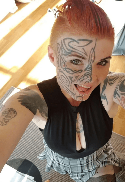 Девушка с татуировкой викинга, тату, тату на лице, рисунок на лице, символы викингов, богиня Хель, трудная жизнь, болезнь