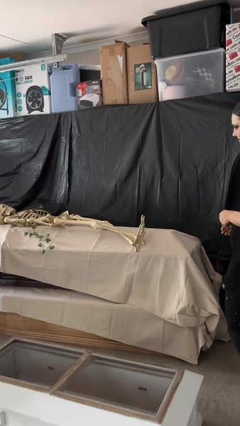 Історія про матір, жінка-гот, інтер'єр