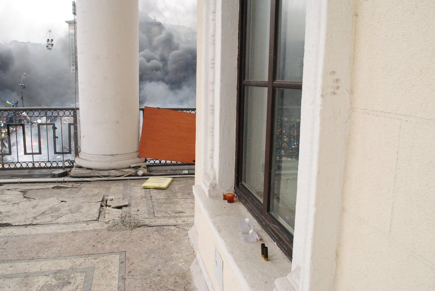 Одно из мест, которое использовалось для стрельбы из Консерватории. На подоконнике видны гильзы /фото: Михаил Багинский