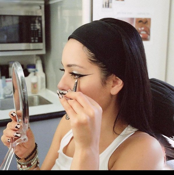 модный маникюр эйфория, модный маникюр, сериал эйфория, алекса деми, мэдди перес, маникюр песочные часы, тренды маникюра 2022