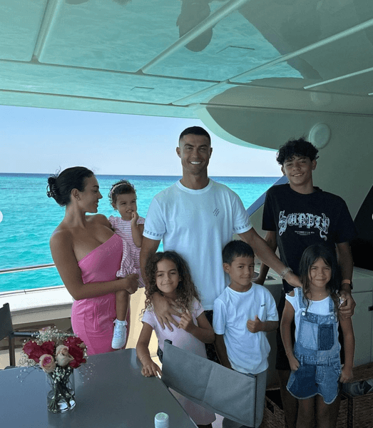 Криштиану Роналду с невестой и детьми