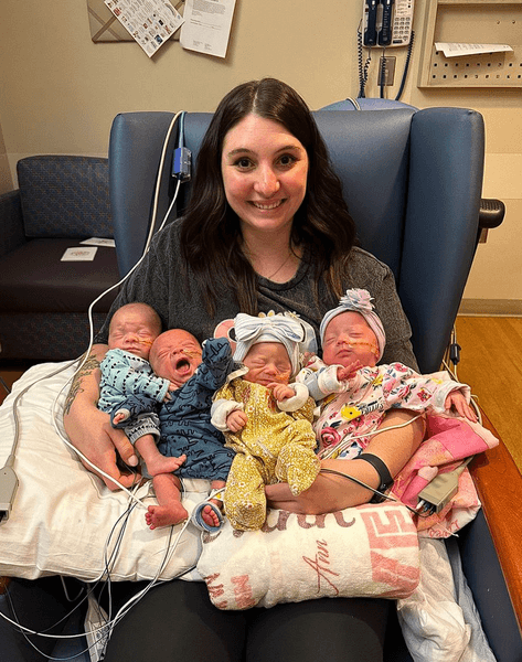 Жінка народила четвернят, пара близнюків, рідкісний випадок, жінка народила чотирьох дітей, важкі пологи, вагітність,