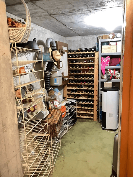 Интерьер ядерного бункера в Швейцарии, который использовался как винный погреб