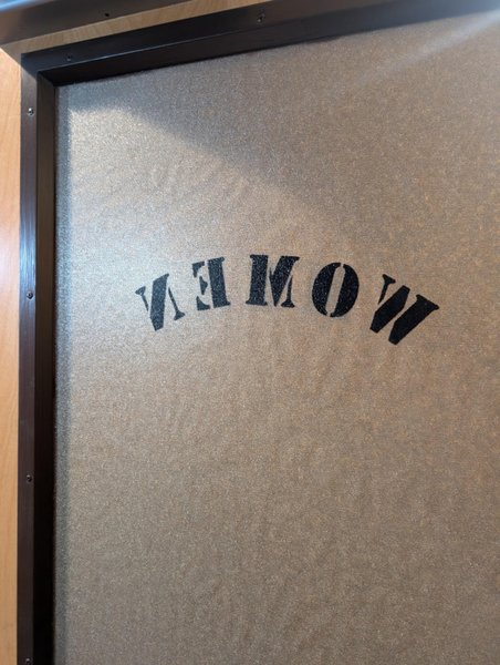 Надпись дверь уборная