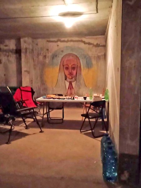 обстріли києва, бомбосховища в києві, сховище в києві, лана овчиннікова київ, лана овчиннікова художниця, лана овчиннікова волонтер, волонтери києва, лана овчиннікова ляльки,