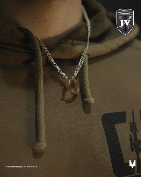 Уламок влучив у обручку