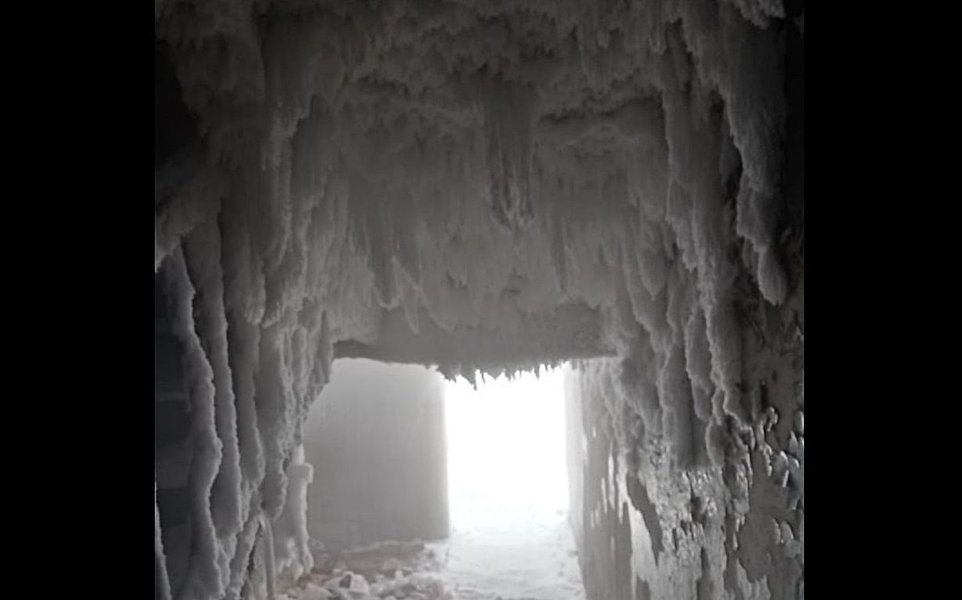 ледяной обледенелый, дом, общежитие, челябинская, россия