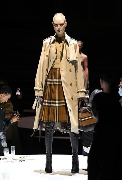 Показ Burberry осень-зима 2023 фото