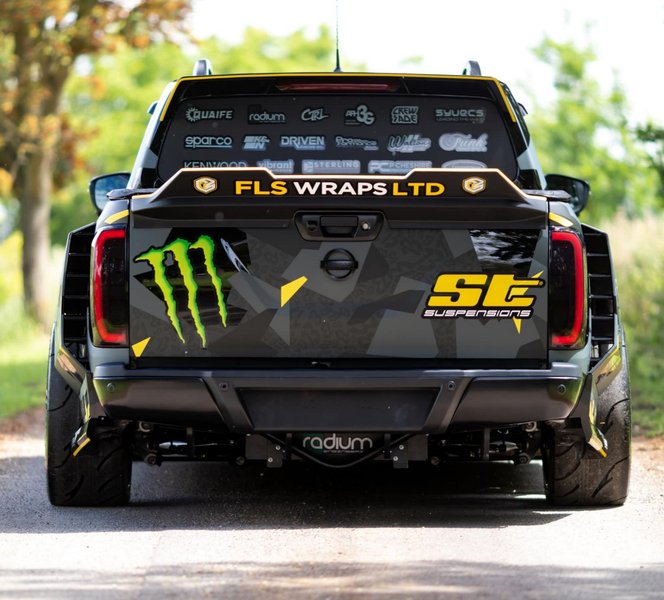 Ззаду встановлено відразу два спойлери