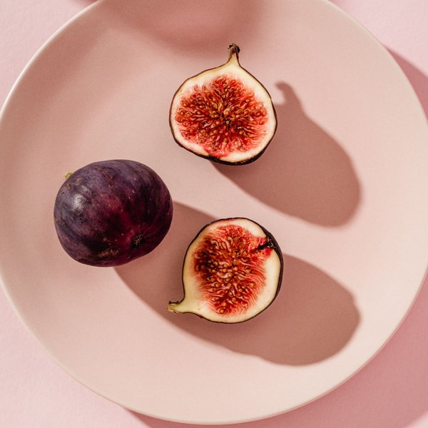 инжир, тарелка, розовый цвет, снимок