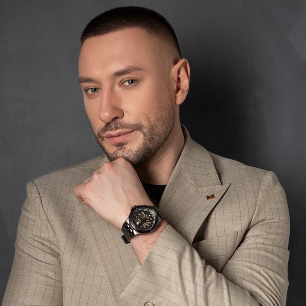 Андрей Кравченко в деловом костюме