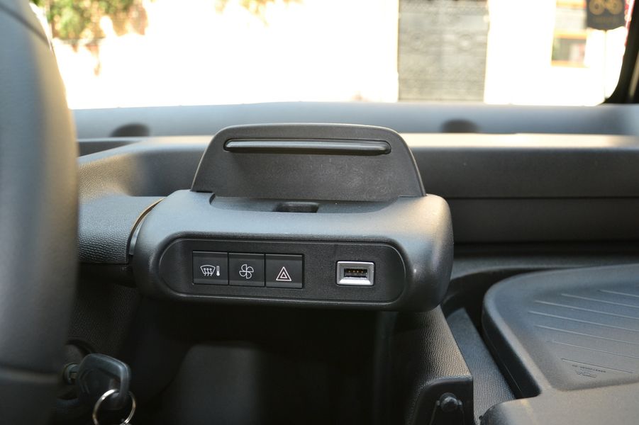 На центральній панелі кнопок небагато