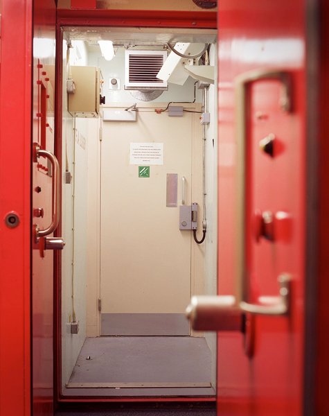 Дверь в правительственнный бункер в Лондоне