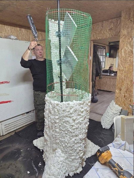 Россияне придумали маскировку в искусственных бревнах деревьев