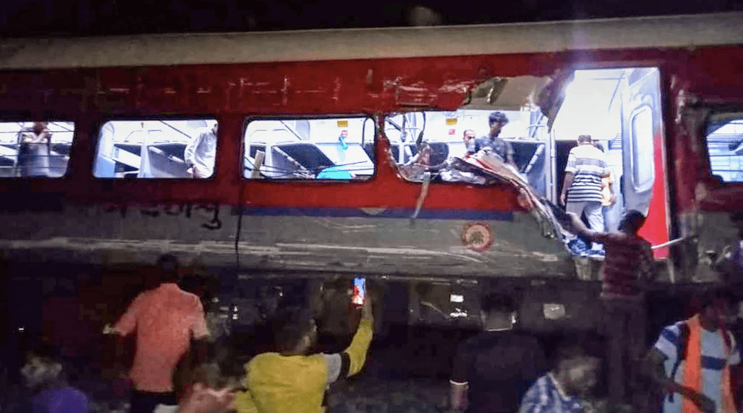 Столкновение поездов в Индии