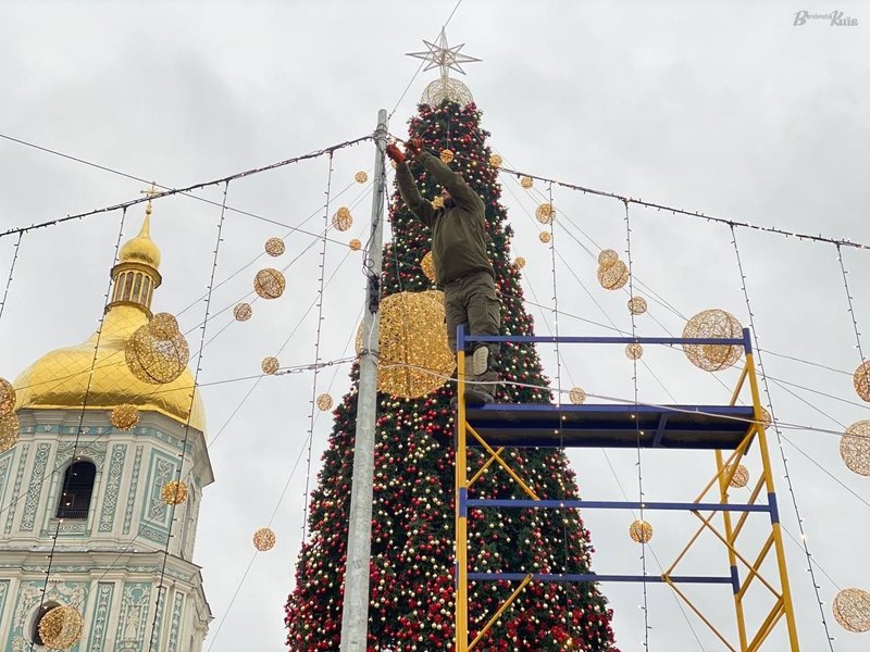 у Києві почали прибирати ялинку