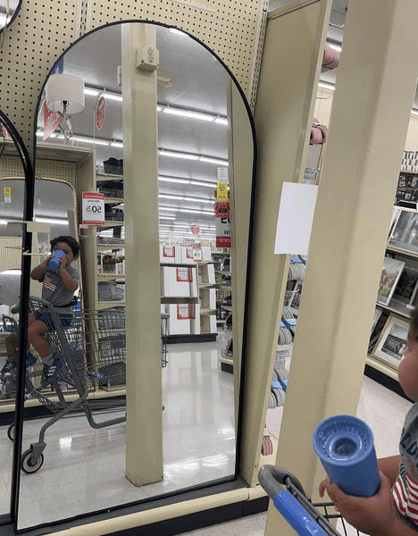 Бабушка сфотографировала внука в зеркале и была удивлена отражением