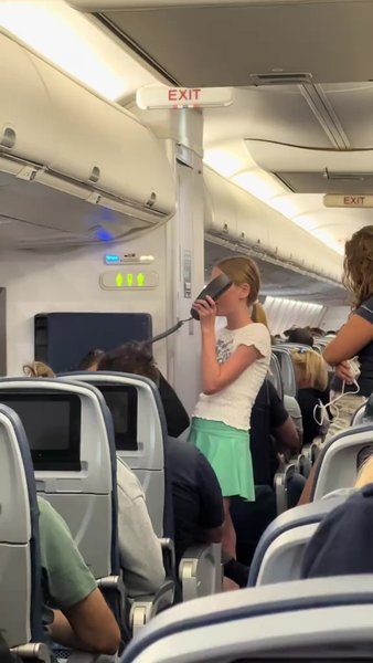 Детский концерт в задержанном рейсе