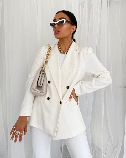 белый цвет, модные тренды, модель в белом костюме