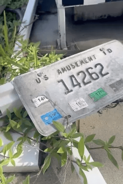 Заброшенный парк развлечений, парк аттракционов, различные аттракционы, блогер, путешествия, старые аттракционы, карусели, качели