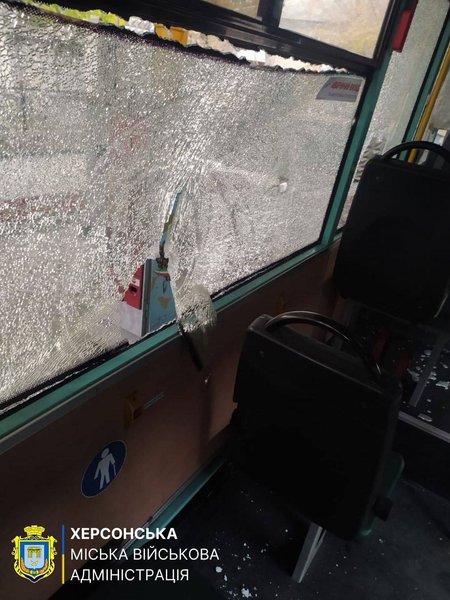 В Херсоне под вражеский обстрел попал общественный транспорт