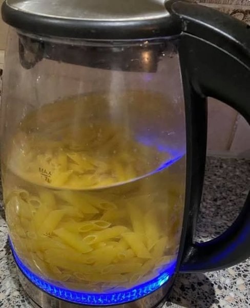 Макарони, паста, макарони в чайнику, чоловік зварив макарони в чайнику, паста в чайнику, жінка попросила зварити макарони