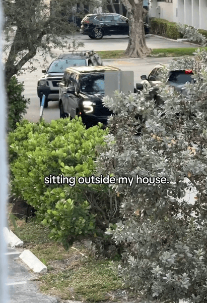 Кілька чорних позашляховиків стоять на вулиці біля будинку ютубера, який заявив про стеження після поїздки на колишній острів Епштейна