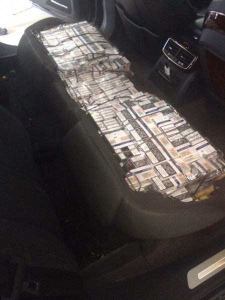 Сигареты, обнаруженные в автомобиле дипломата из Гвинеи-Бисау