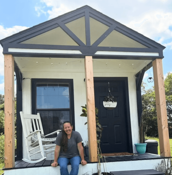 Хіларі Еллісон біля свого будинку