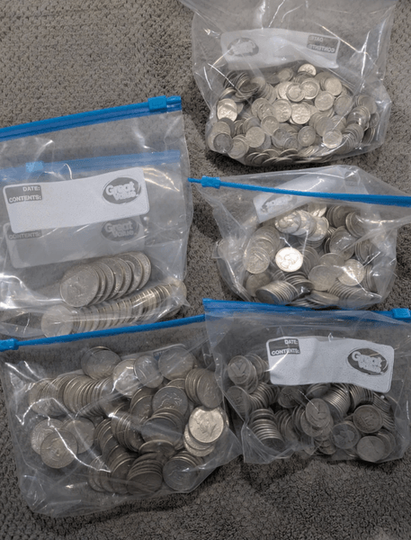 Полудоллары, четвертаки и десятицентовые серебряные монеты США, найденные в скрытом ящике в потолке