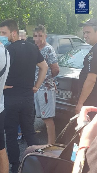 В Одессе пьяный водитель протащил на капоте полицейского