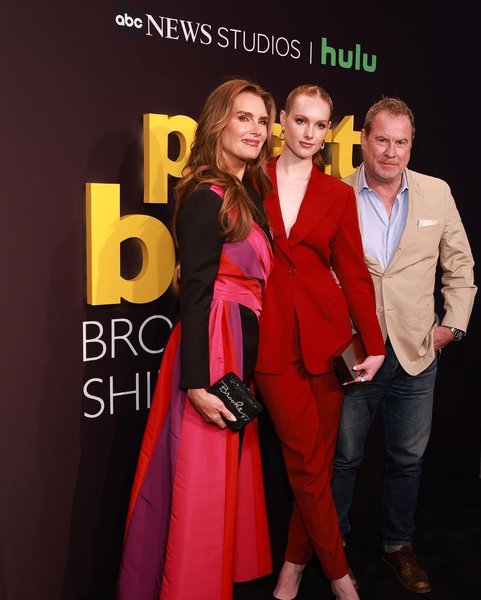 Брук Шилдс с дочкой и мужем