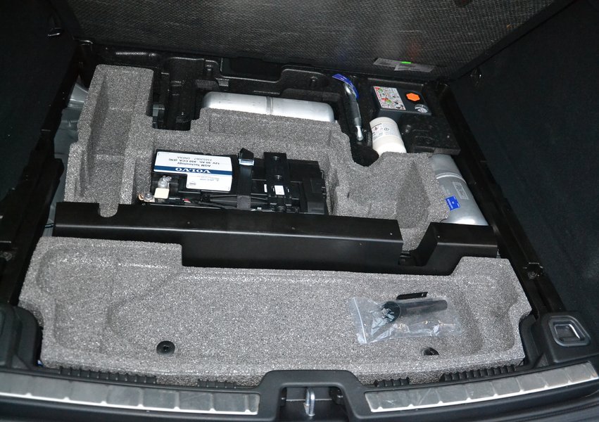 Під підлогою схований органайзер, але запаски немає