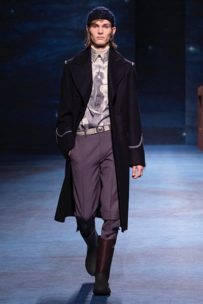 Милитари стиль 2021 - модель на подиуме