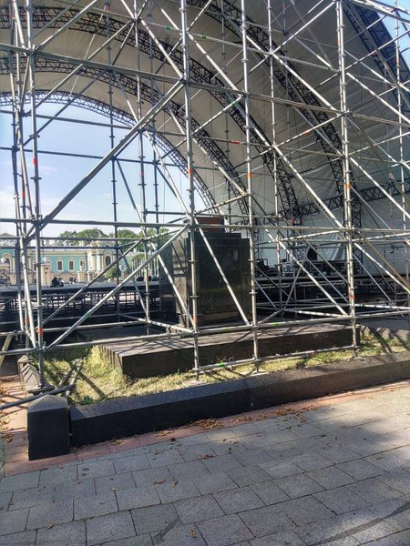 Мариинский парк, могилы