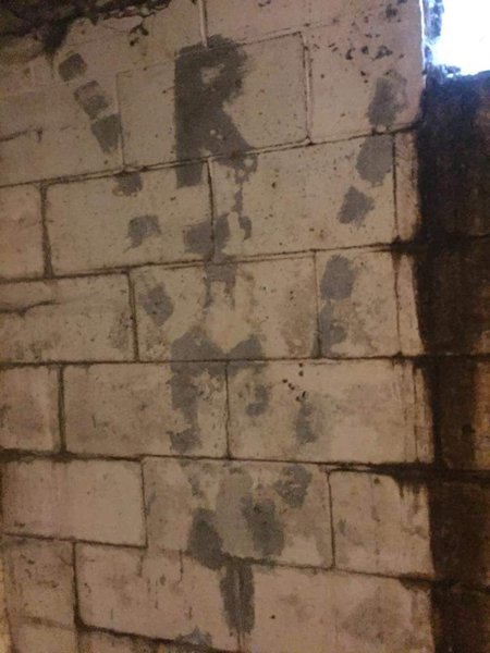 Подвал, тайная комната, секретная комната, надписи на стеках, стены,