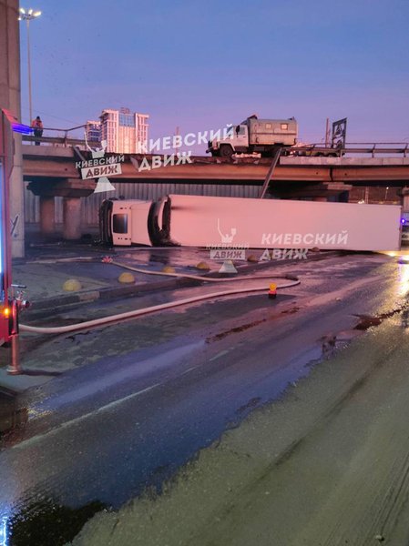 ДТП у Києві, ДТП на Видубичах, аварія у Києві, фура вилетіла з мосту, вантажівка впала з мосту