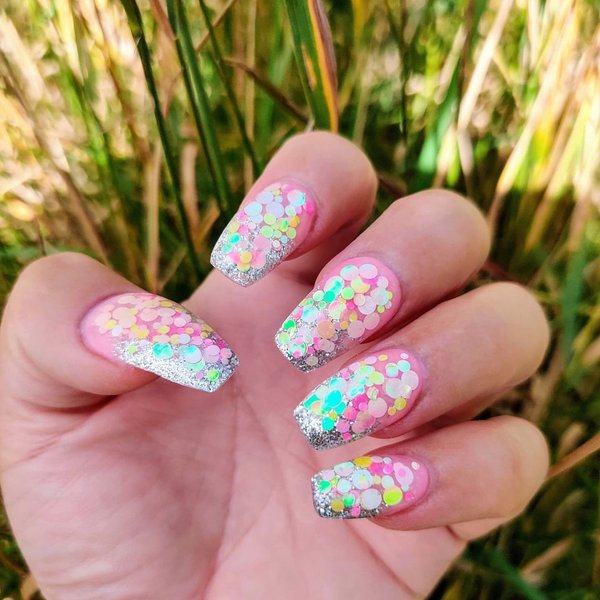 маникюр с глиттером, модный маникюр, маникюр 2022, тренды маникюра