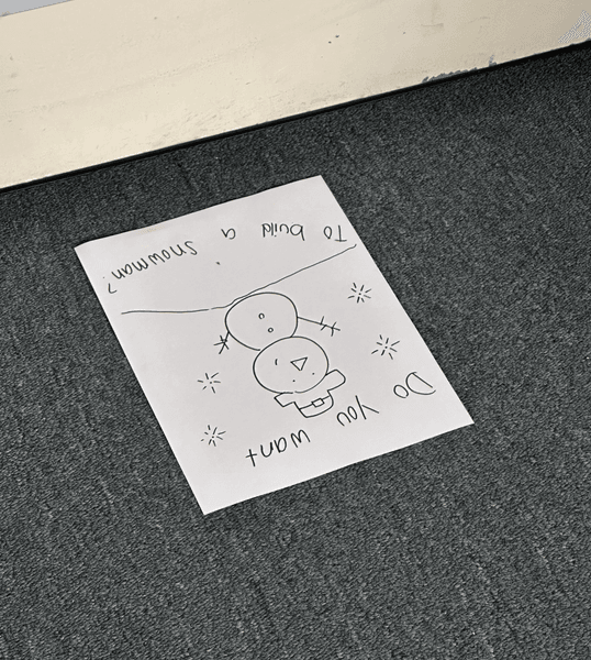 Записка под дверью, конверт, письмо, послание, пугающая записка, снеговик, давай слепим снеговика, записка напугала женщину