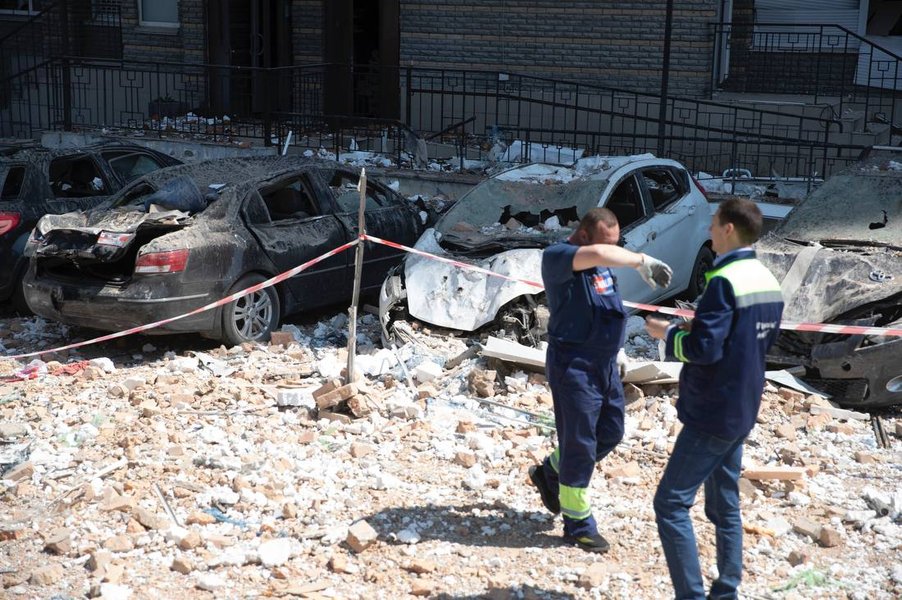 обстрел киева 30 мая, клико смотрит разрушения, разрушенный дом в киеве