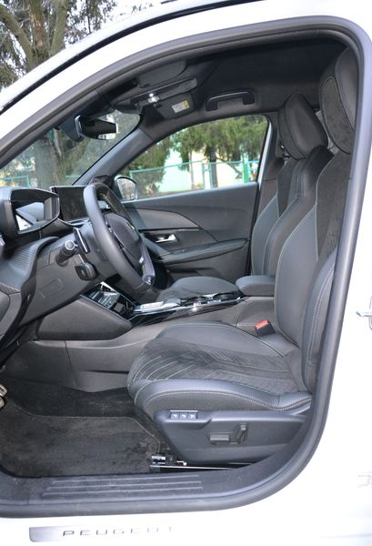 передние сиденья Peugeot 2008, Peugeot 2008, новый Peugeot 2008, кроссовер Peugeot, Peugeot 2008 2024, Peugeot 2008 в Украине