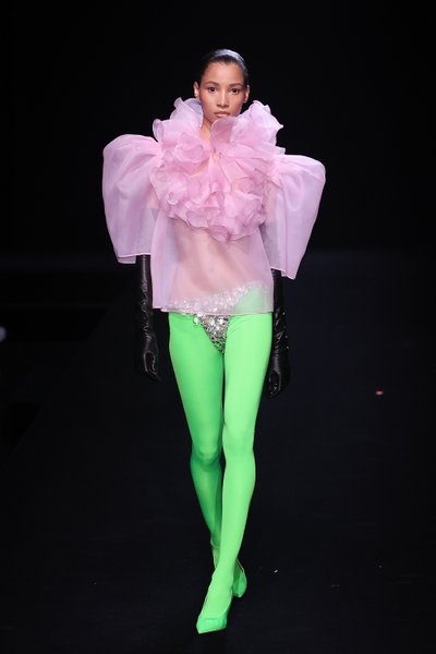 Кутюрний показ Valentino, тиждень моди в парижі, модель впала, моделі від кутюр, п'єрпаоло піччолі, Valentino