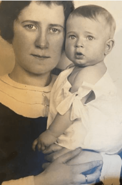 Инге с матерью, которая осталась дома