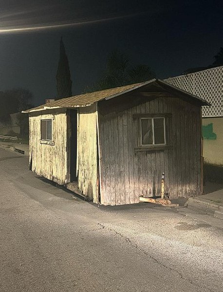 Заброшенная хижина, хижина посреди улицы, заброшенный дом, полиция, расследование, буксир, посреди дороги, упал с неба